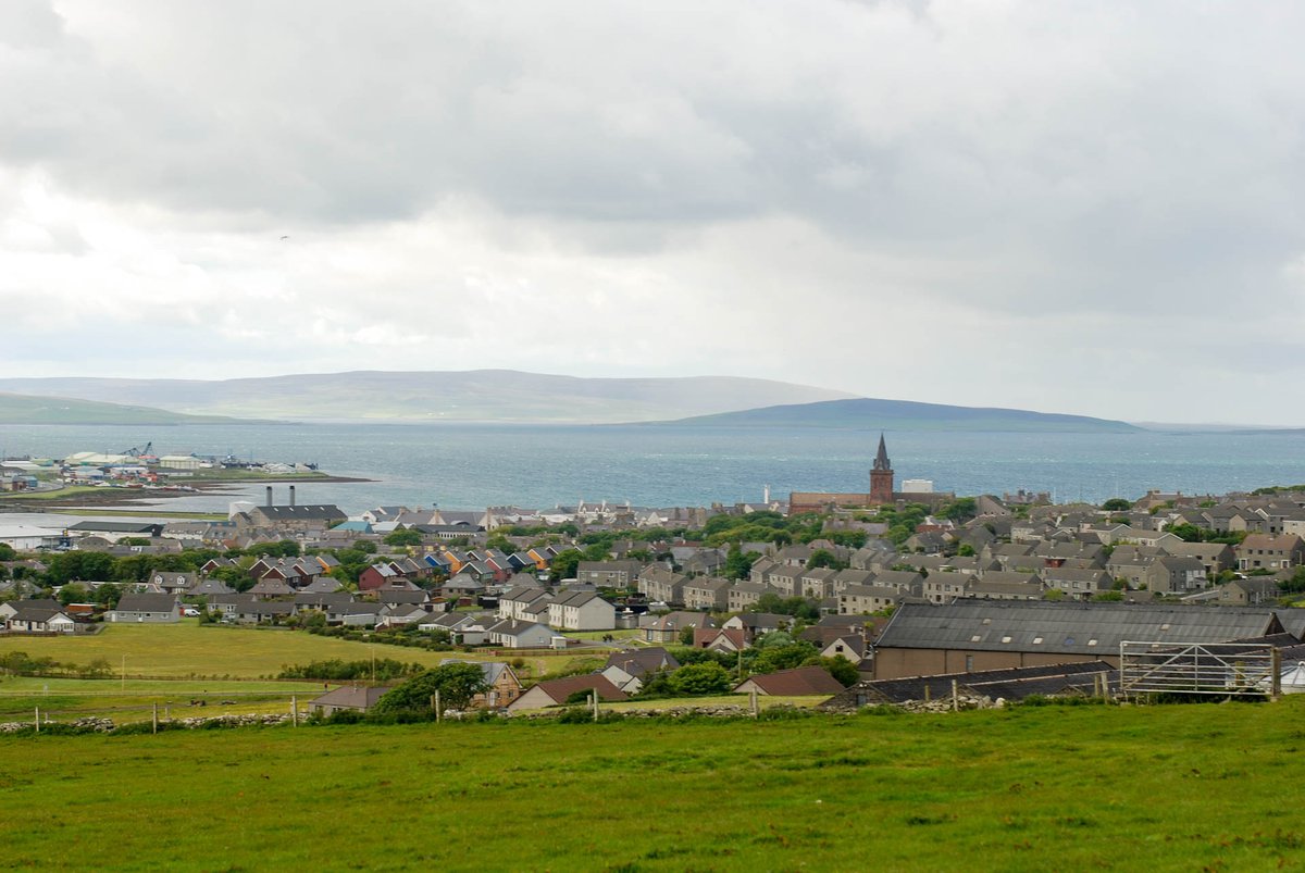 Blick über Kirkwall auf den Orkney Islands